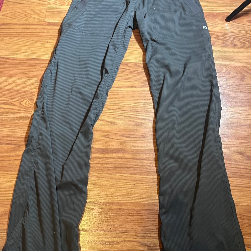 lululemon athletica Women's Charcoal Cargo Pants with elastic Waist Pockets